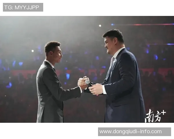 姚明队服退役仪式盛大举行球迷共同见证篮球传奇的辉煌时刻