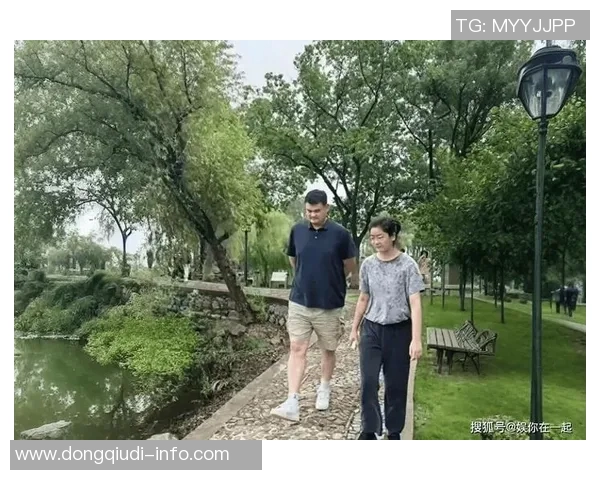 拉塞尔幽默调侃姚明身高差异引发球迷热议与欢笑