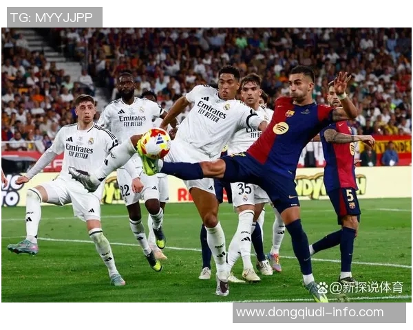 国王杯精彩对决曼联3-0战胜皇马乌龙球引发全场热烈欢呼